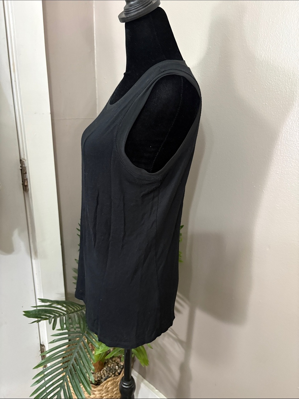 Yogalicious Black Scoop Neck Women's Tank Top Mesh trim women’s xs - Picture 2 of 7